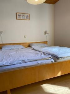 two twin beds in a room with at Ferienwohnung Ebser in Todtnau
