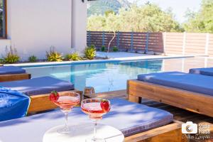 Bazén v ubytování Golden Sun Suites nebo v jeho okolí