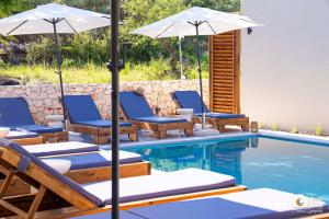 Bazén v ubytování Golden Sun Suites nebo v jeho okolí + 3 fotografie