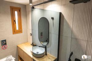 Koupelna v ubytování Golden Sun Suites