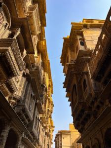uma vista de um edifício entre dois edifícios em Joeys jaisalmer hostel em Jaisalmer