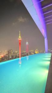 Una piscina con el horizonte de la ciudad al fondo en Platinum Kuala Lumpur five City, en Kuala Lumpur