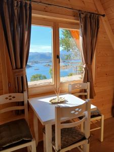 a table and chairs in a room with a window at Lake house angela in Kuside