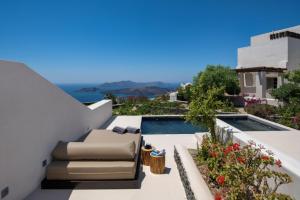 メガロホリにあるSanto Blue Santorini Caldera View Luxury Housesのヴィラのバルコニーから景色を望めます。