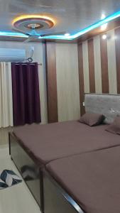 Postel nebo postele na pokoji v ubytování Hotel Yash Dham , Walking Distance To Ram mandir