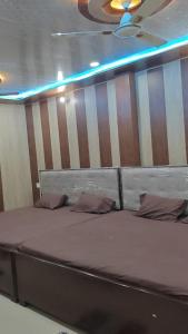 Postel nebo postele na pokoji v ubytování Hotel Yash Dham , Walking Distance To Ram mandir