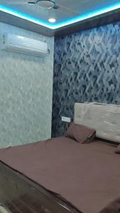 Postel nebo postele na pokoji v ubytování Hotel Yash Dham , Walking Distance To Ram mandir