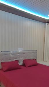 Postel nebo postele na pokoji v ubytování Hotel Yash Dham , Walking Distance To Ram mandir + 21 fotografií