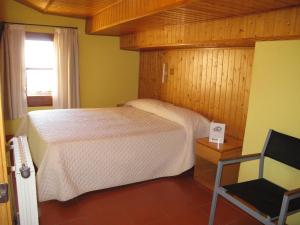 Cama o camas de una habitación en Hostal Els Roures