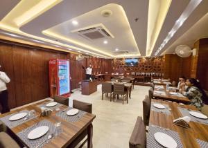 Un restaurant sau alt loc unde se poate mânca la HOTEL - THE COMFORT ELITE - MANTAAVYAAINNVARANASI - PREMIUM - Near The Holy Kashi Vishwanath Temple !! Free Wi-Fi & Parking Facilities - Fully Air Conditioned And Spacious Room In Prime Location In Varanasi