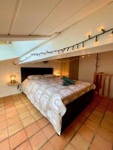 a bedroom with a large bed with a loft at Duplex provençal au cœur des vignes à 5 min du centre-ville in Sablet +9 photos
