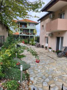 ソコバニャにあるApartment Pavlovicの石畳の家の前の道路
