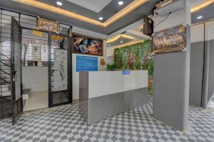 ein Raum mit einer Theke und einer Wand mit Gemälden in der Unterkunft 2 Bhk Apartment in Dāpuri