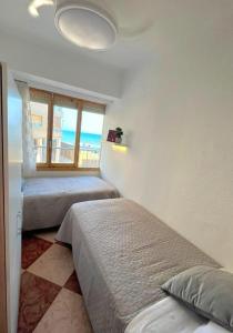 zwei Betten in einem Zimmer mit Meerblick in der Unterkunft De frente al mar in Sueca + 10 Fotos