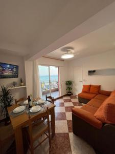 ein Wohnzimmer mit Sofa und Tisch in der Unterkunft De frente al mar in Sueca