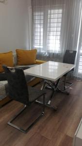 una mesa y sillas en una sala de estar con sofá en Апартамент войвода, en Varna