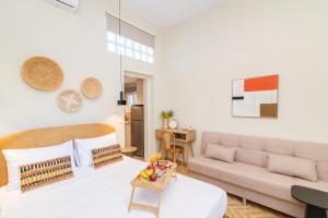 una sala de estar con un sofá y una mesa en Sta Perivolia, en Tinos
