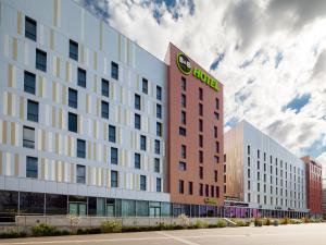 un edificio de oficinas con un letrero de huevas. en B&B HOTEL Lille Grand Stade, en Villeneuve d'Ascq