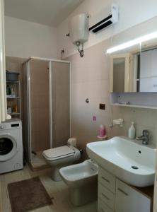 een badkamer met toilet, wastafel en douche bij Casa al mare in centro a 100 metri dalla spiaggia con terrazza in Torre Santa Sabina