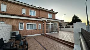 un edificio de ladrillo con un patio delante de él en Amanecer zen, en Argés