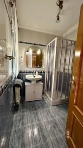 un baño con lavabo y espejo en Amanecer zen, en Argés