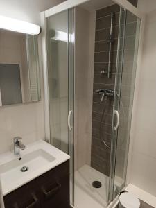 ein Badezimmer mit Glasdusche und Waschbecken in der Unterkunft Cosy studio in Serre Chevalier in Saint-Chaffrey + 53 Fotos