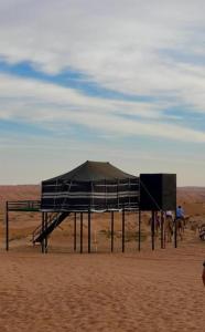 a tent in the middle of the desert at Varha camp in Ḩawīyah