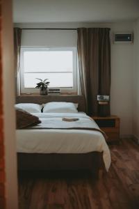 Postel nebo postele na pokoji v ubytování Domek Sielsko z kominkiem i jacuzzi godzinę od Warszawy