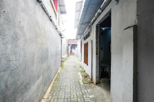ジョグジャカルタにあるRedDoorz near Lippo Mall Yogyakarta 3の建物と出入り口がある空の路地