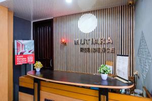 ジョグジャカルタにあるRedDoorz near Lippo Mall Yogyakarta 3の鉢植え二株のカウンター