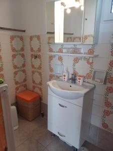 a bathroom with a sink and a mirror at Delphi Sunset Apartment in Delfoi