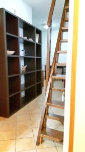 パレストリーナにあるLa Tana del Relaxの棚のある部屋にある木製の階段