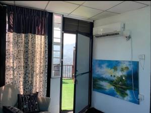 TV a/nebo společenská místnost v ubytování Primrose hill apartment