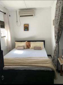 Postel nebo postele na pokoji v ubytování Primrose hill apartment