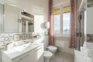 Koupelna v ubytování Cagliari Central Rooms With Port View + 25 fotografií