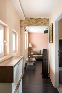 un soggiorno con un divano e un tavolo di The Sunny Peach a Niš