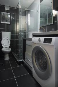 un bagno con lavatrice e WC di The Sunny Peach a Niš Altre 6 foto