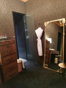 a bathroom with a shower with a mirror and a dresser at 杭州西湖茶荟酒店 G hotel west lake hotel in Hangzhou +96 photos