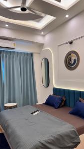 Un dormitorio con una cama grande y una ventana. en Visitor Stop, en Greater Noida