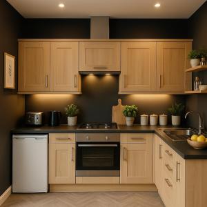 Una cocina con gabinetes de madera y un horno de estufa. en Hastings Apartments Extra Large Self Catering Apt Tourism Certified Free Parking WiFi, en Belfast 9 fotos más