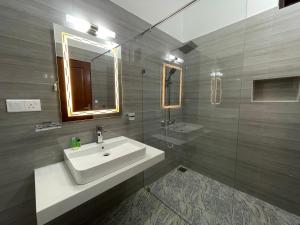 Bilik mandi di Cenreeza Airport Villa