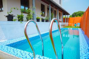 Bazén v ubytování Stay Confo luxury Villa nebo v jeho okolí