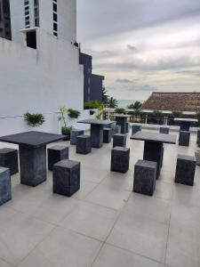 Un grupo de bancos y mesas en un edificio. en Splendid Holiday Guest House, en Negombo