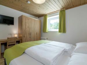 ザールバッハ・ヒンターグレムにあるLuxurious Holiday Home in Saalbach Hinterglemm with Terraceのベッドルーム1室(白いベッド2台、窓付)