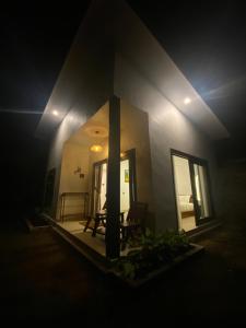 テテバトゥにあるSagunalam Tetebatuの家の中にあるテーブルと椅子のある暗い部屋