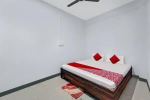 Una cama o camas en una habitación de Hotel O Marina inn