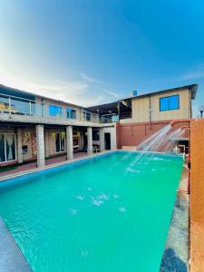 une grande piscine au milieu d'un bâtiment dans l'établissement Eagle villa, à Kārli