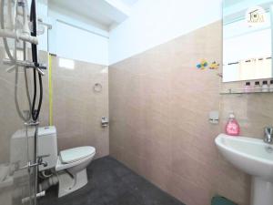un baño con inodoro y lavabo en Hikka Ocean View by CM Holiday, en Hikkaduwa