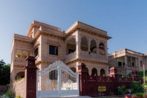 una casa grande con una puerta delante de ella en The heritage 100, en Jodhpur