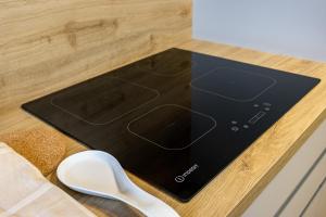 OggionoにあるRomy's Apartment Oggionoの靴の横のカウンターの上に置かれたタブレットコンピュータ